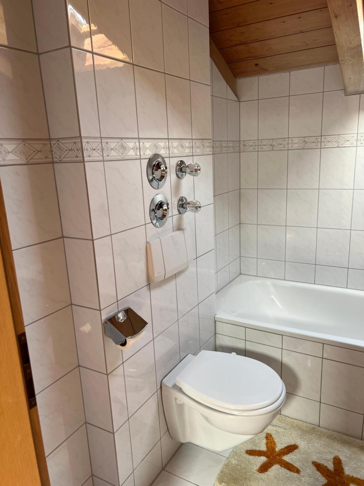 Gemuetliche Dachgeschosswohnung Mit Balkon Ainring Esterno foto